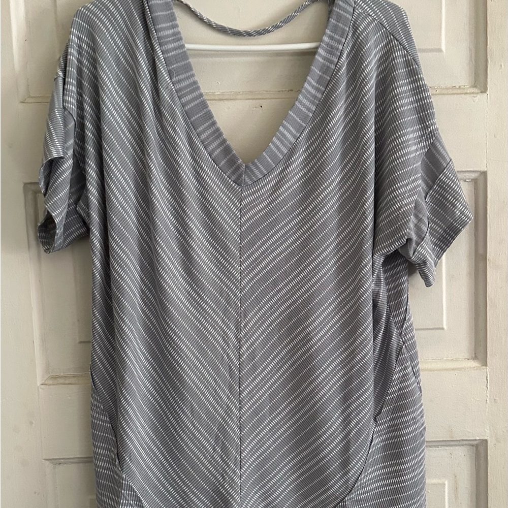 BKE V-Neck Gray Patterned Short Sleeve Top